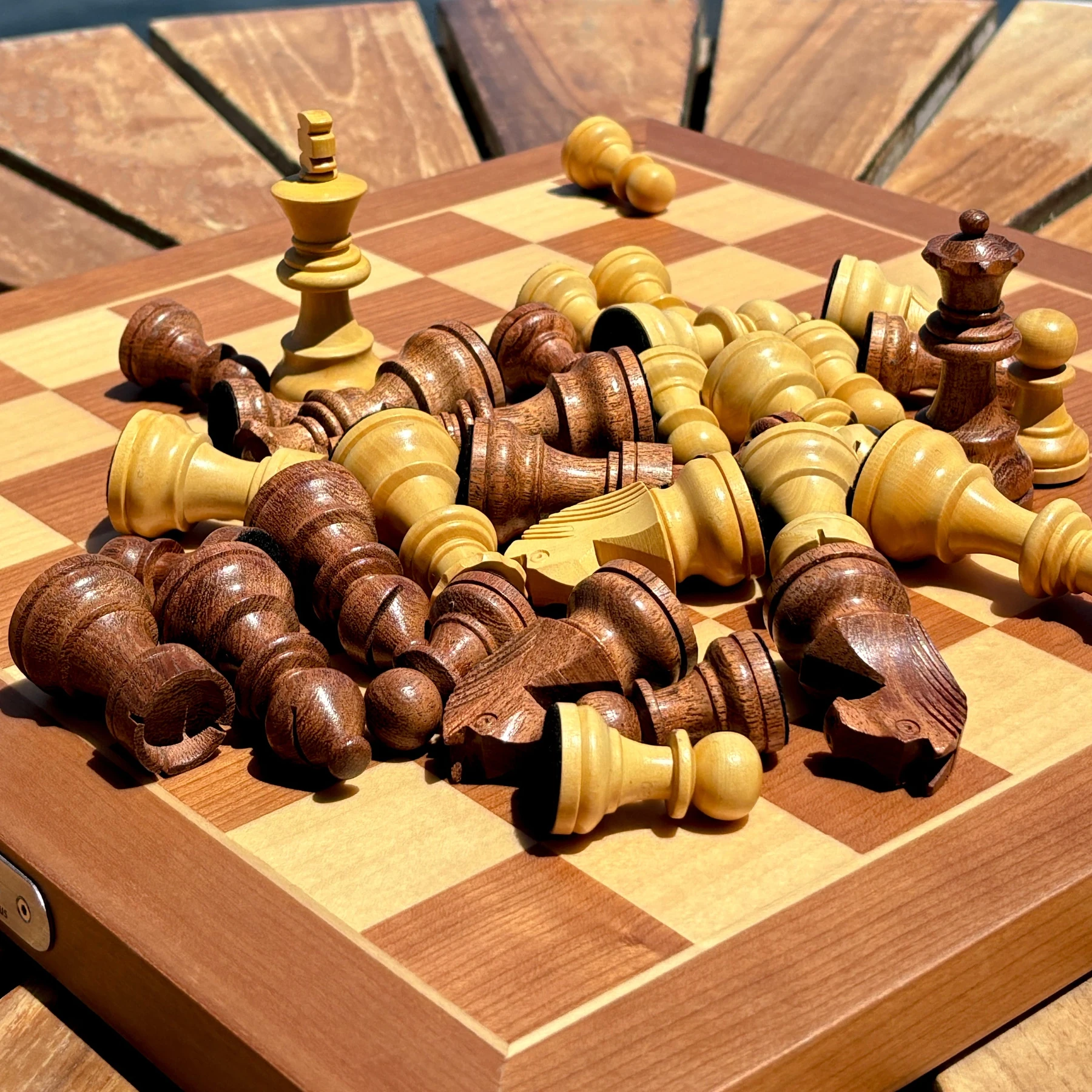 Деревянные фигуры Chessnut Air Plus крупным планом
