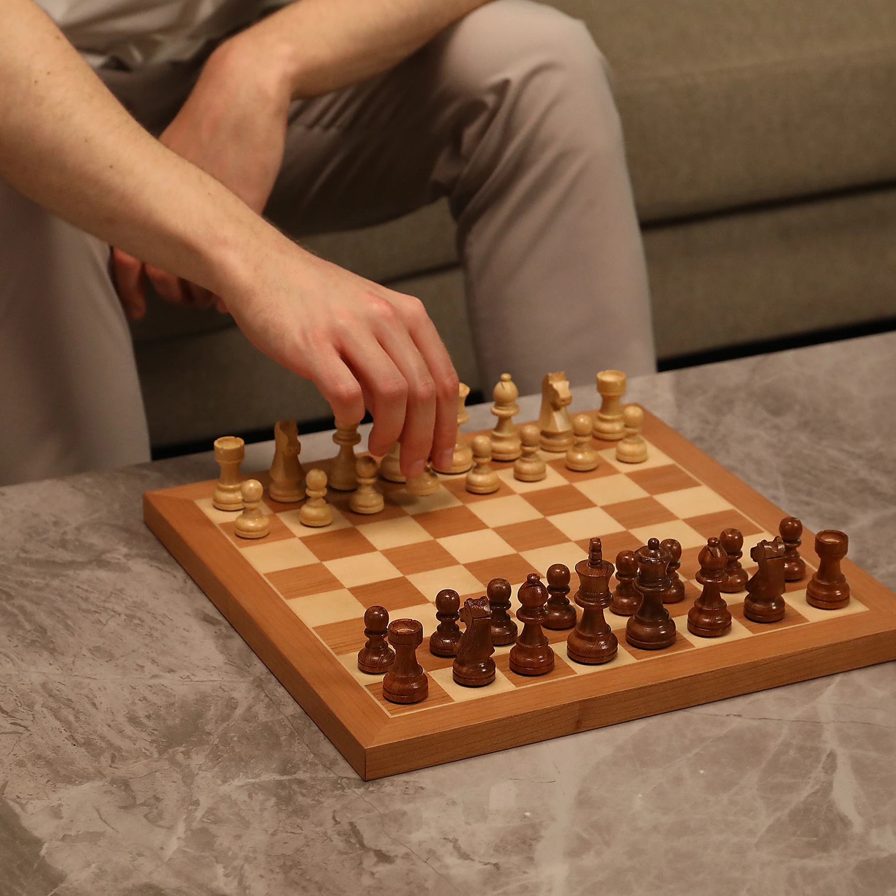 Партия на Chessnut Air Plus за столом