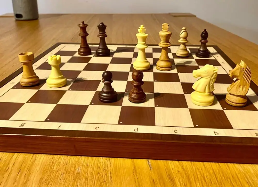 Электронная доска Chessnut Air во время онлайн-партии на Lichess: LED-подсветка клеток показывает ход соперника