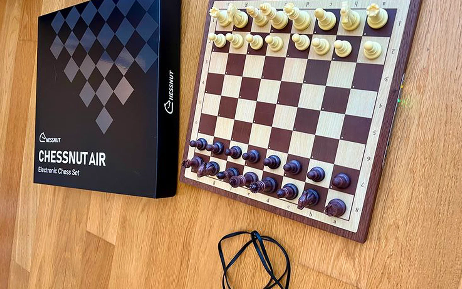 Chessnut Air, комплект фигур, коробка и кабель USB-C