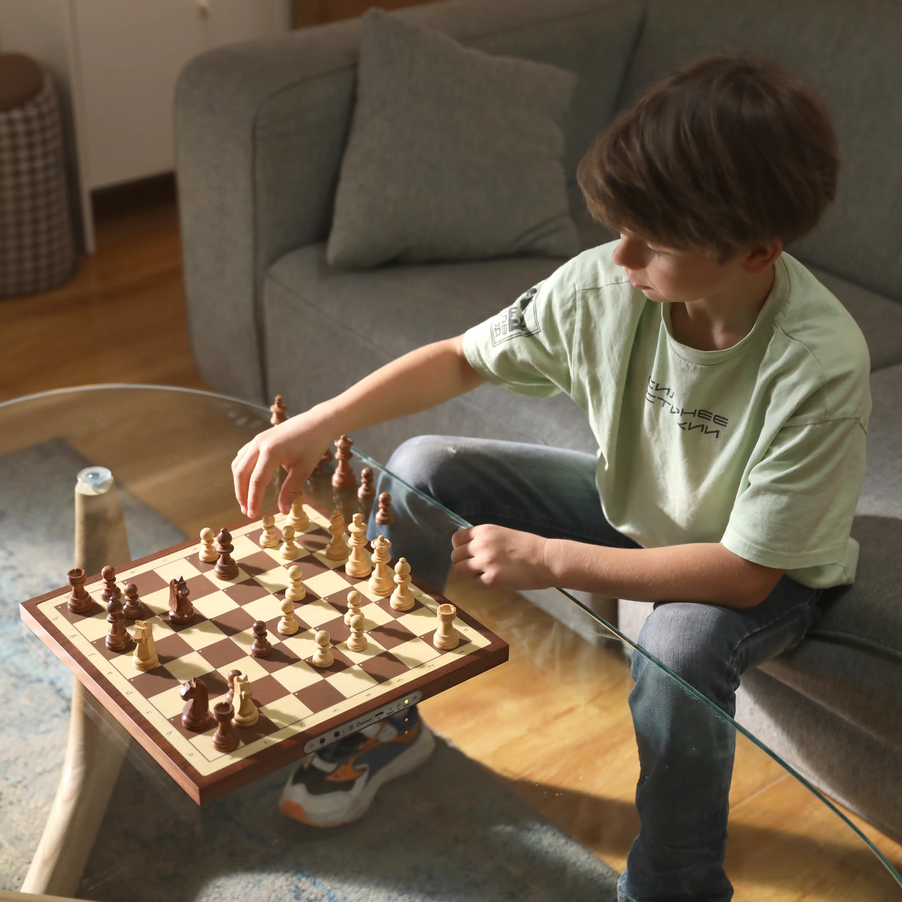 Игрок проводит партию на деревянной доске Chessnut Air