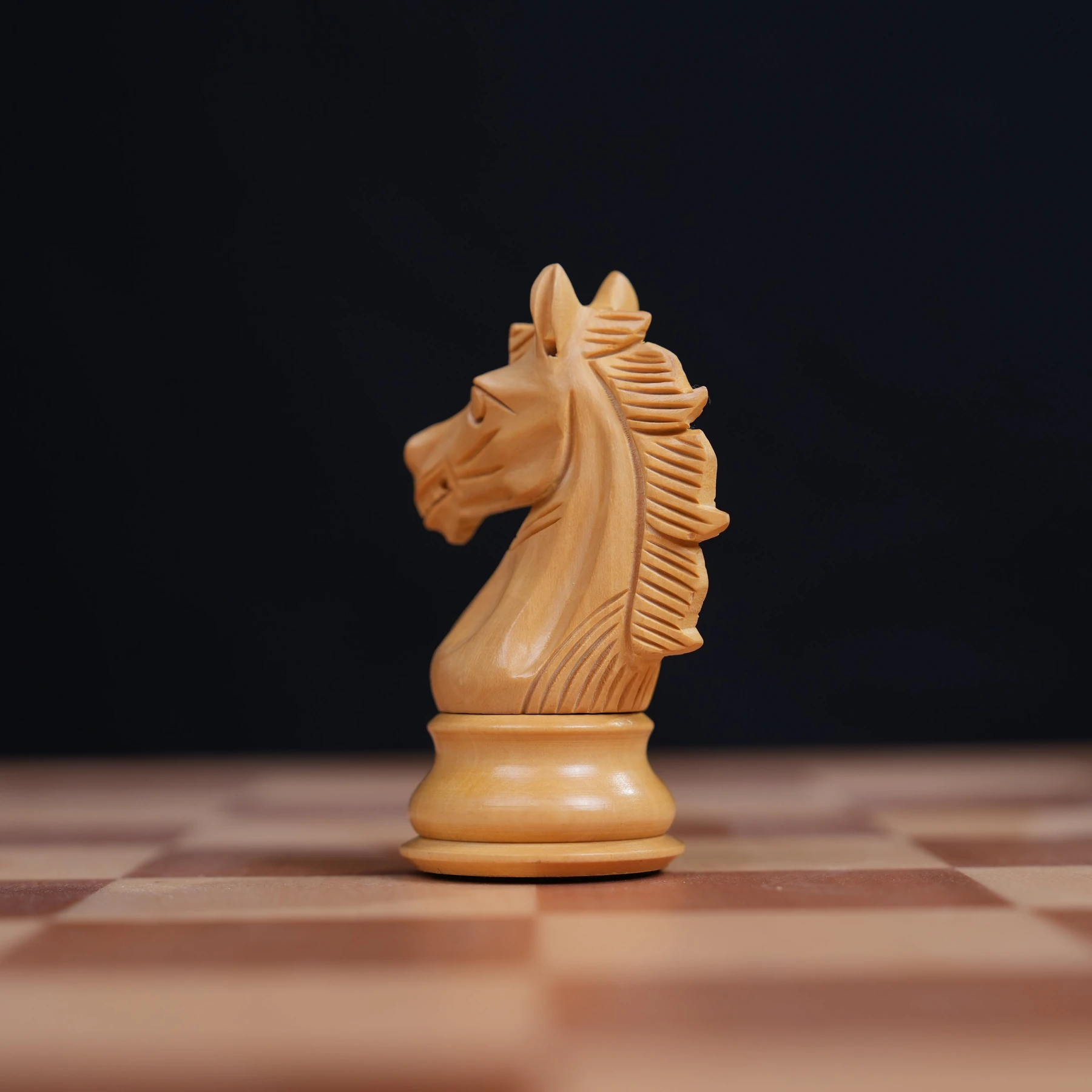 Светлый деревянный конь Chessnut Pro крупным планом
