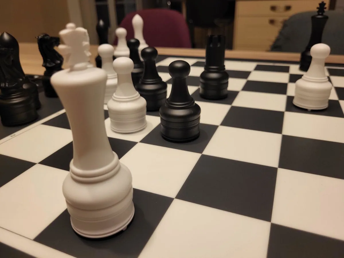 Chessnut Move с пластиковыми фигурами у Лорана Сле