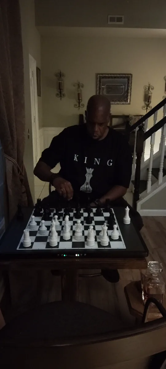 Chessnut Move с пластиковыми фигурами у Рональда Холланда